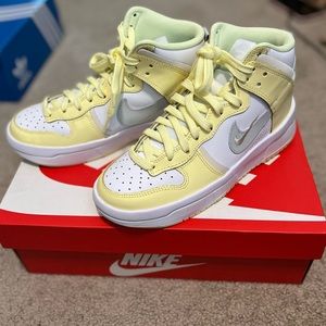 NWT High dunk DH3718-105